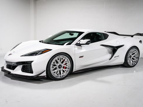 Used 2023 Chevrolet Corvette Z06 w/ Z07 Performance Package RWD image 7