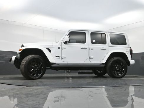 Used 2022 Jeep Wrangler Unlimited Sahara AWD/4WD image 28