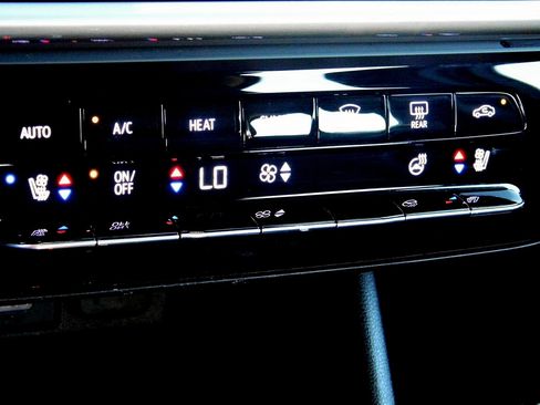 Used 2022 Chevrolet Bolt EUV Premier w/ Sun & Sound Package image 14