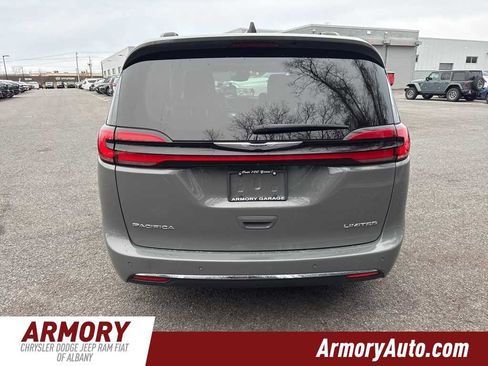 Used 2023 Chrysler Pacifica Limited image 5