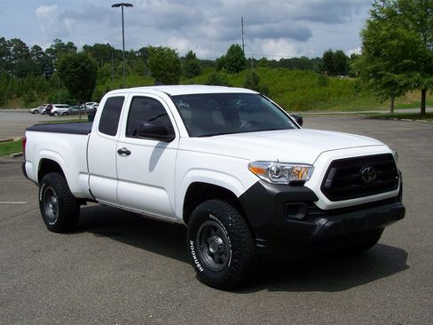 Used 2023 Toyota Tacoma SR image 1