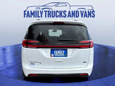 Used 2022 Chrysler Pacifica Touring-L w/ Uconnect Theater Family Group AWD/4WD image 4