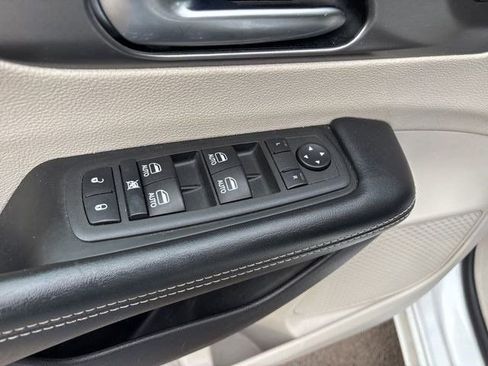 Used 2022 Chrysler Pacifica Touring-L w/ Uconnect Theater Family Group image 14