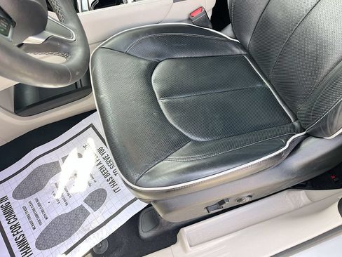 Used 2023 Chrysler Pacifica Limited FWD image 19