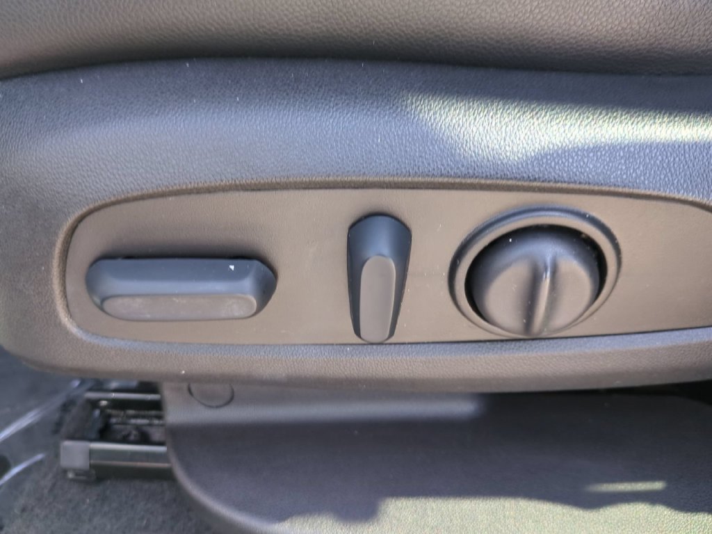 Used 2023 Chevrolet Equinox RS FWD image 21