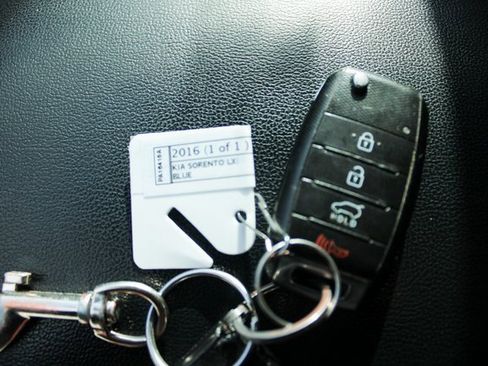 Used 2016 Kia Sorento LX image 29