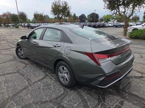 Used 2024 Hyundai Elantra SE FWD image 9