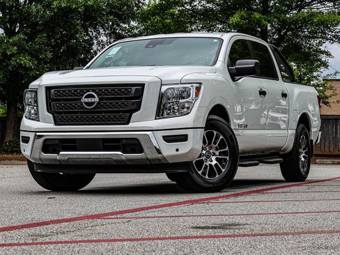 Used 2024 Nissan Titan SV w/ SV Convenience Package RWD image 2