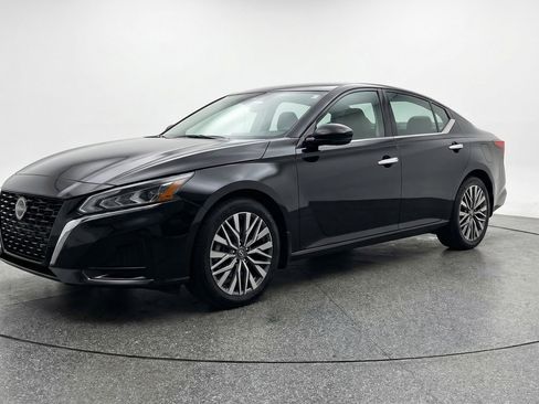 Used 2025 Nissan Altima 2.5 SV image 3