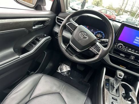 Certified 2025 Toyota Highlander Platinum AWD/4WD image 34