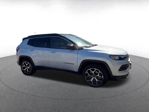 Used 2025 Jeep Compass Limited AWD/4WD image 2