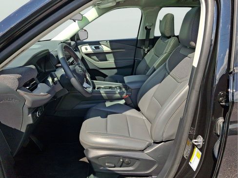 Used 2025 Ford Explorer Active w/ Active Comfort Package AWD/4WD image 11