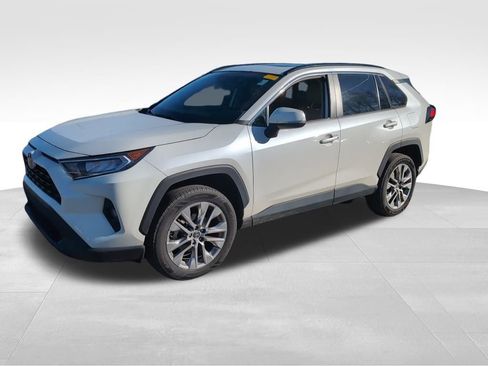 Used 2021 Toyota RAV4 XLE Premium image 3