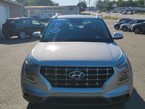 Used 2025 Hyundai Venue SEL FWD image 2