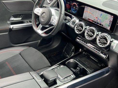 Used 2022 Mercedes-Benz EQB 300 4MATIC image 15