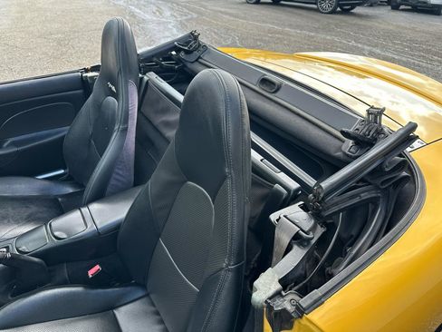 Used 2002 MAZDA MX-5 Miata RWD image 16