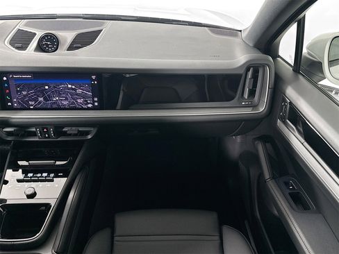 Certified 2025 Porsche Cayenne Coupe image 31