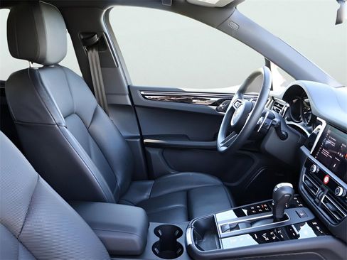 Used 2025 Porsche Macan image 9