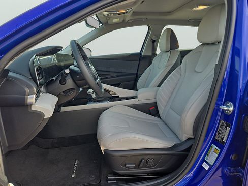 Certified 2025 Hyundai Elantra Limited FWD image 17