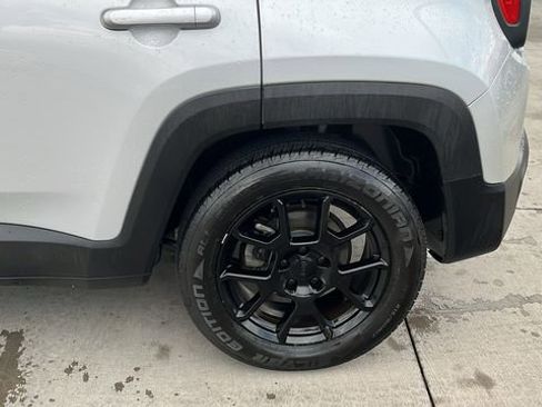 Used 2020 Jeep Renegade Altitude FWD image 21