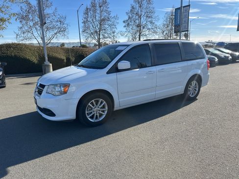 Used 2016 Dodge Grand Caravan SXT w/ UConnect Hands-Free Group image 5