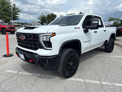 Used 2024 Chevrolet Silverado 2500 ZR2 w/ Technology Package AWD/4WD image 13