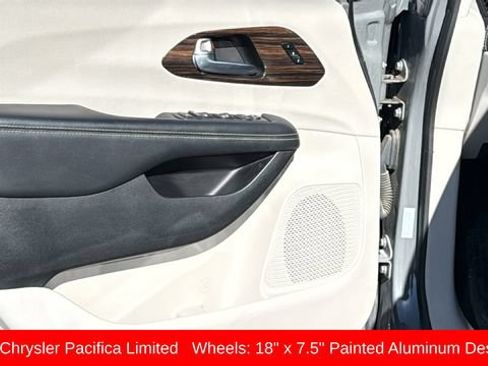 Used 2023 Chrysler Pacifica Limited FWD image 23