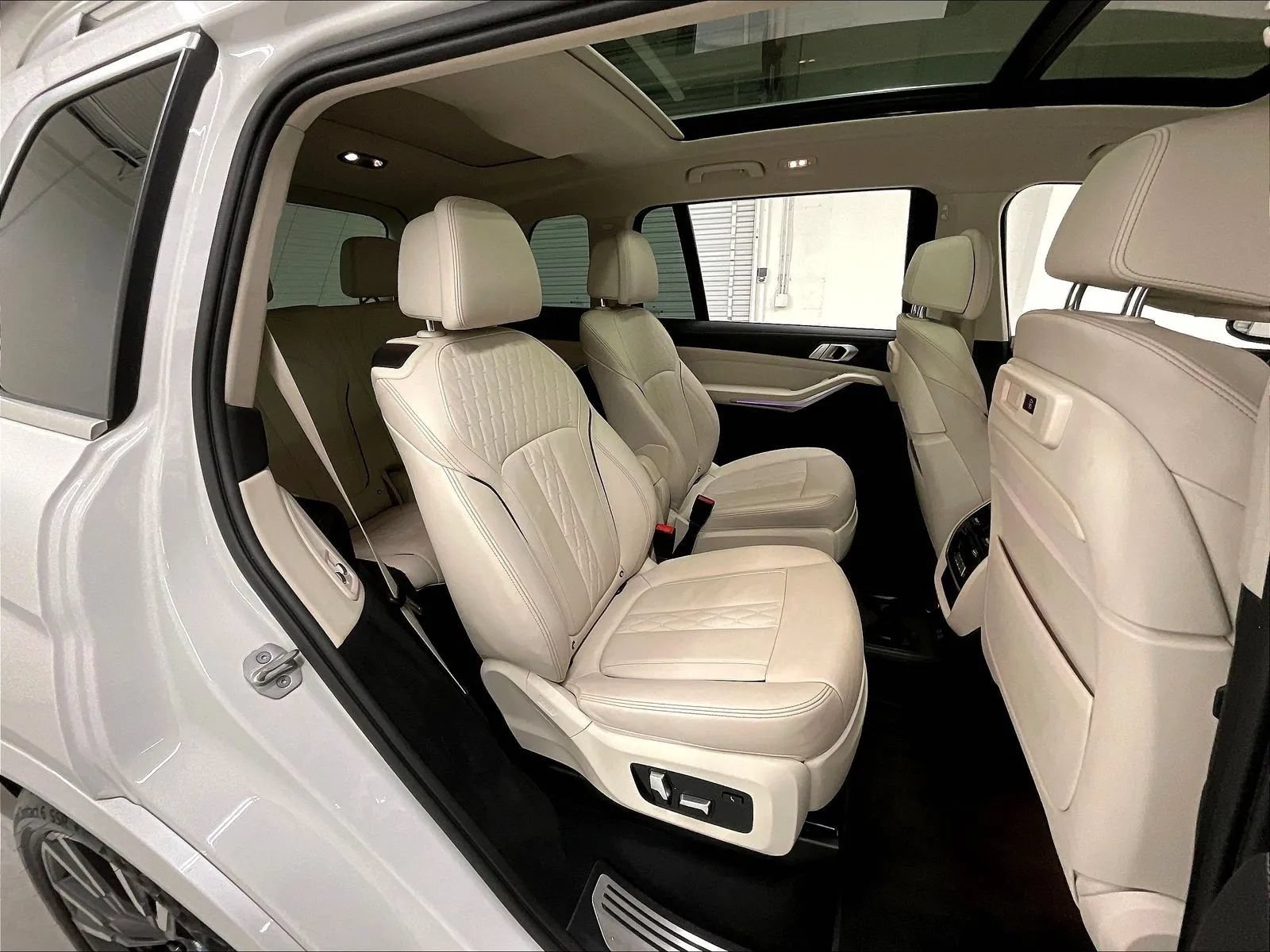 Used 2022 BMW X7 xDrive40i w/ Premium Package AWD/4WD image 15