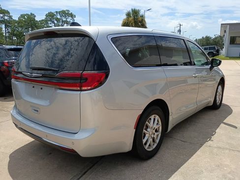 Certified 2024 Chrysler Pacifica Touring-L FWD image 5