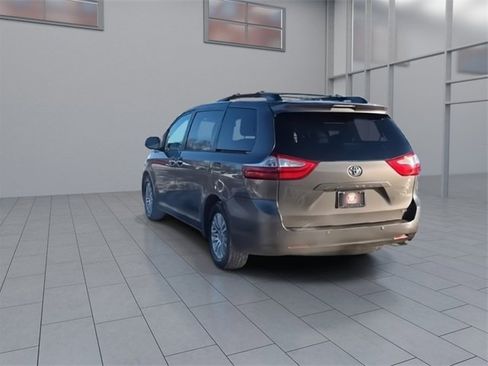 Used 2015 Toyota Sienna L image 7