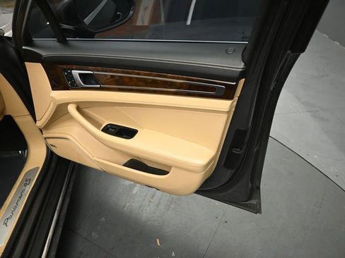 Used 2018 Porsche Panamera 4S Executive image 32