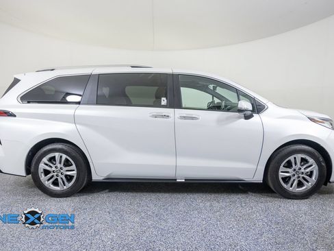Used 2024 Toyota Sienna Limited AWD/4WD image 8