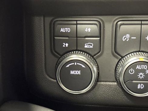 Used 2024 GMC Yukon XL SLE image 20