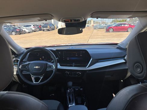 Used 2025 Chevrolet Trax LT w/ LT Convenience Package image 30