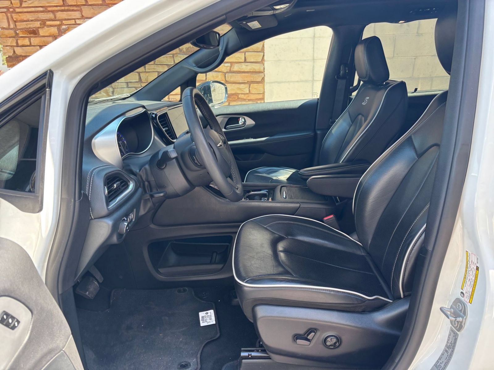 Used 2025 Chrysler Pacifica Limited FWD image 29