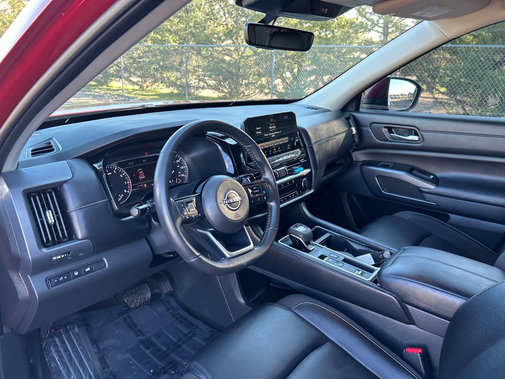 Used 2025 Nissan Pathfinder SL FWD image 15