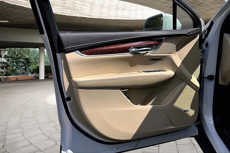 Used 2018 Cadillac XT5 Luxury w/ Driver Awareness Package FWD image 14