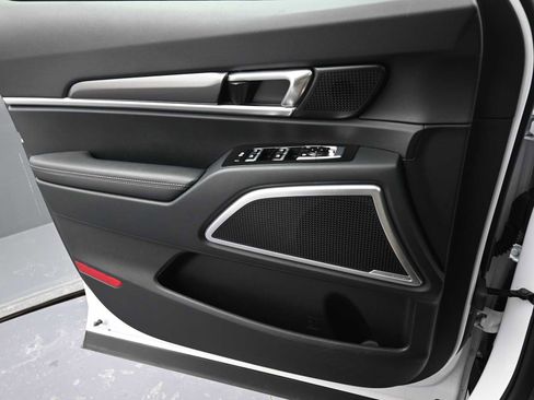 Used 2024 Kia Telluride LX image 11