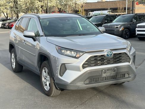 Used 2019 Toyota RAV4 LE image 4