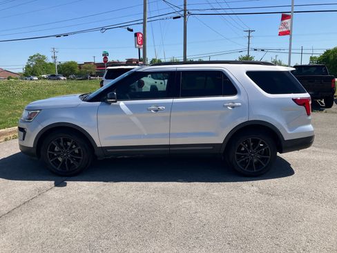 Used 2018 Ford Explorer XLT FWD image 4