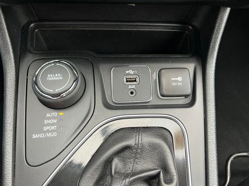 Used 2019 Jeep Cherokee Latitude w/ Cold Weather Group AWD/4WD image 31