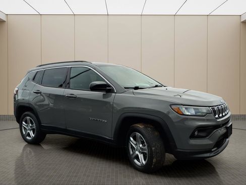Used 2023 Jeep Compass Latitude image 4