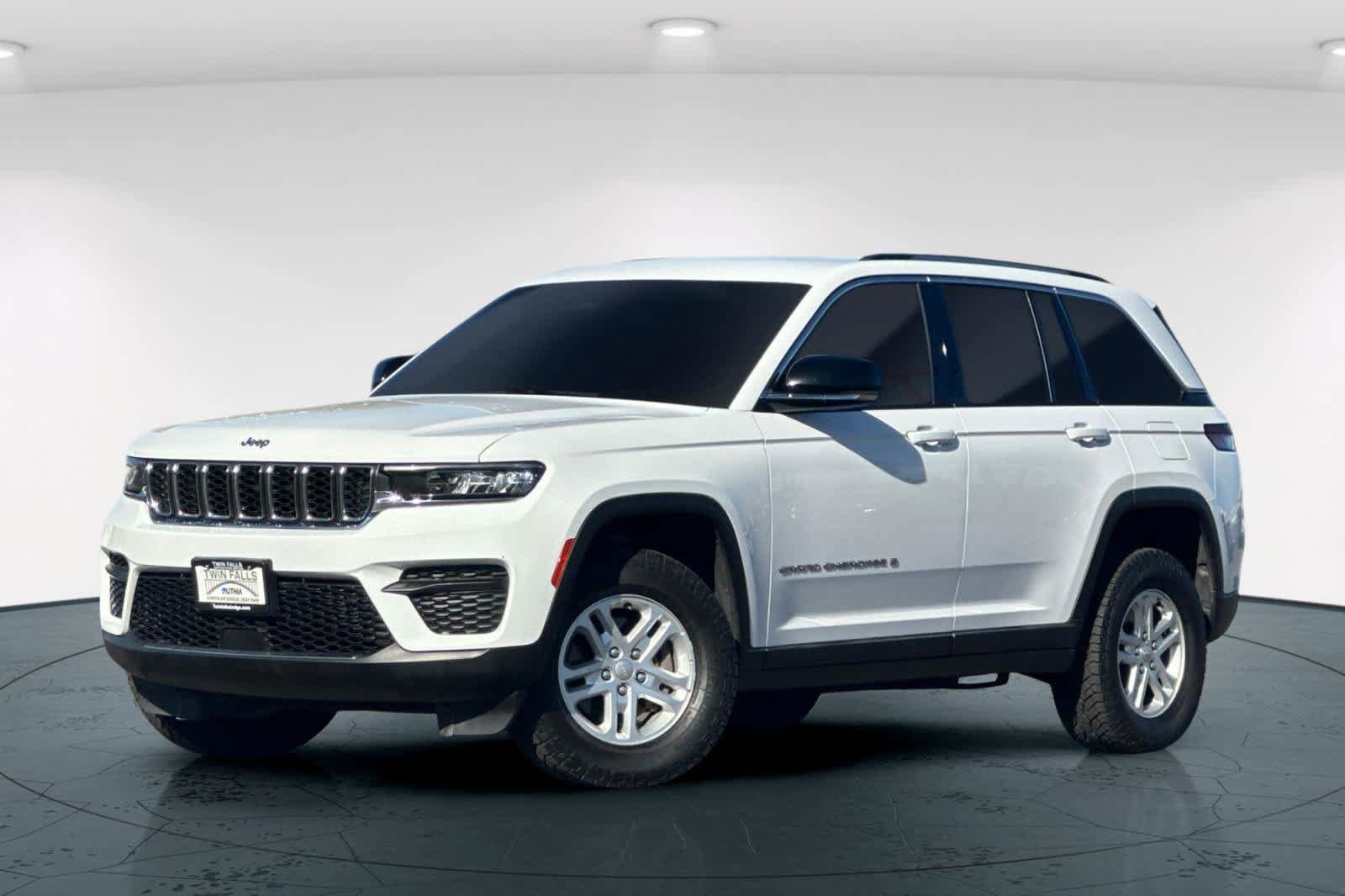Used 2023 Jeep Grand Cherokee Laredo w/ Trailer Tow Prep Group (B) AWD/4WD image 1
