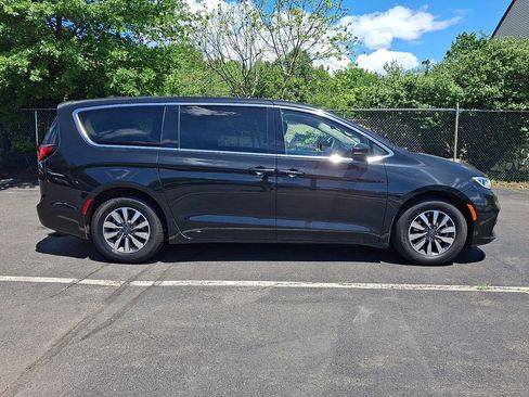 Used 2023 Chrysler Pacifica Touring-L FWD image 8