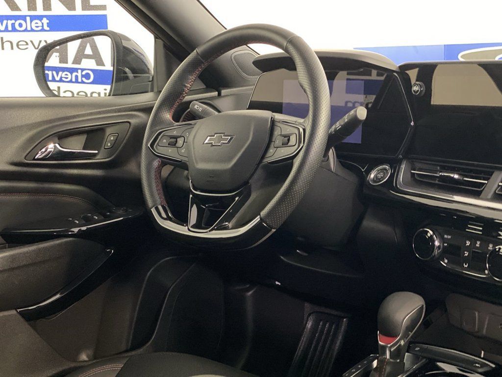 Used 2025 Chevrolet Trax RS w/ Driver Confidence Package FWD image 14