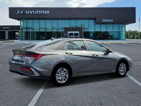 New 2026 Hyundai Elantra Hybrid FWD image 8