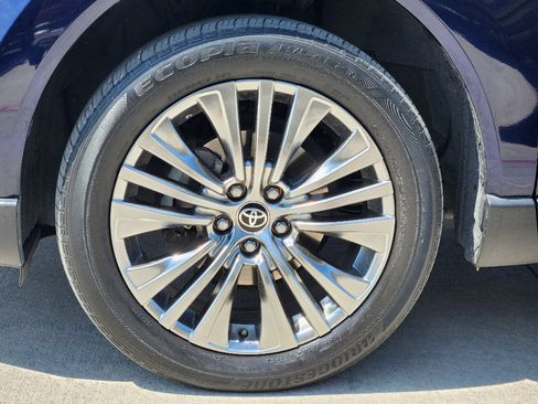 Used 2021 Toyota Venza Limited image 9