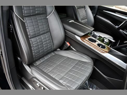 Used 2025 Cadillac Escalade Sport Platinum w/ LPO, Floor Liner Package AWD/4WD image 31