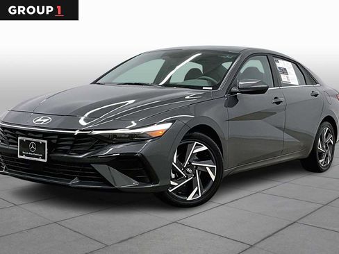 Used 2025 Hyundai Elantra SEL image 1