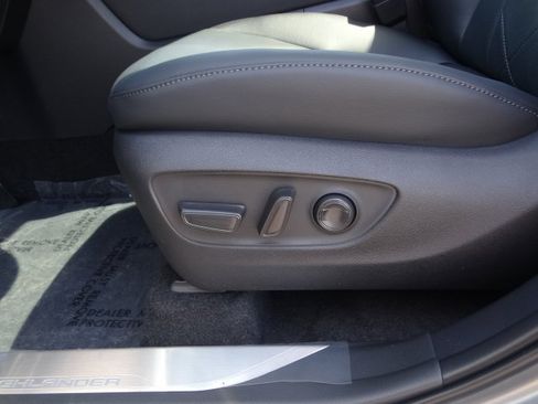 New 2026 Toyota Highlander Platinum AWD/4WD image 9
